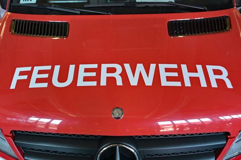 Die Feuerwehr versucht, den Brand in dem Schützenclub zu löschen. (Symbolbild) Foto: Malin Wunderlich/dpa