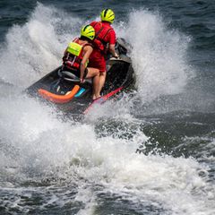 Ein Mann und eine Frau sind im Rhein mit dem Wassermotorrad gekentert (Symbolbild) Foto: Stefan Sauer/dpa