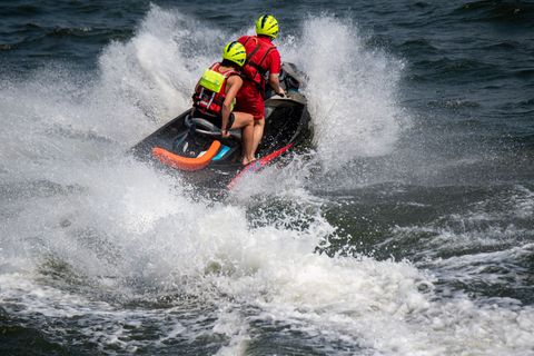 Ein Mann und eine Frau sind im Rhein mit dem Wassermotorrad gekentert (Symbolbild) Foto: Stefan Sauer/dpa