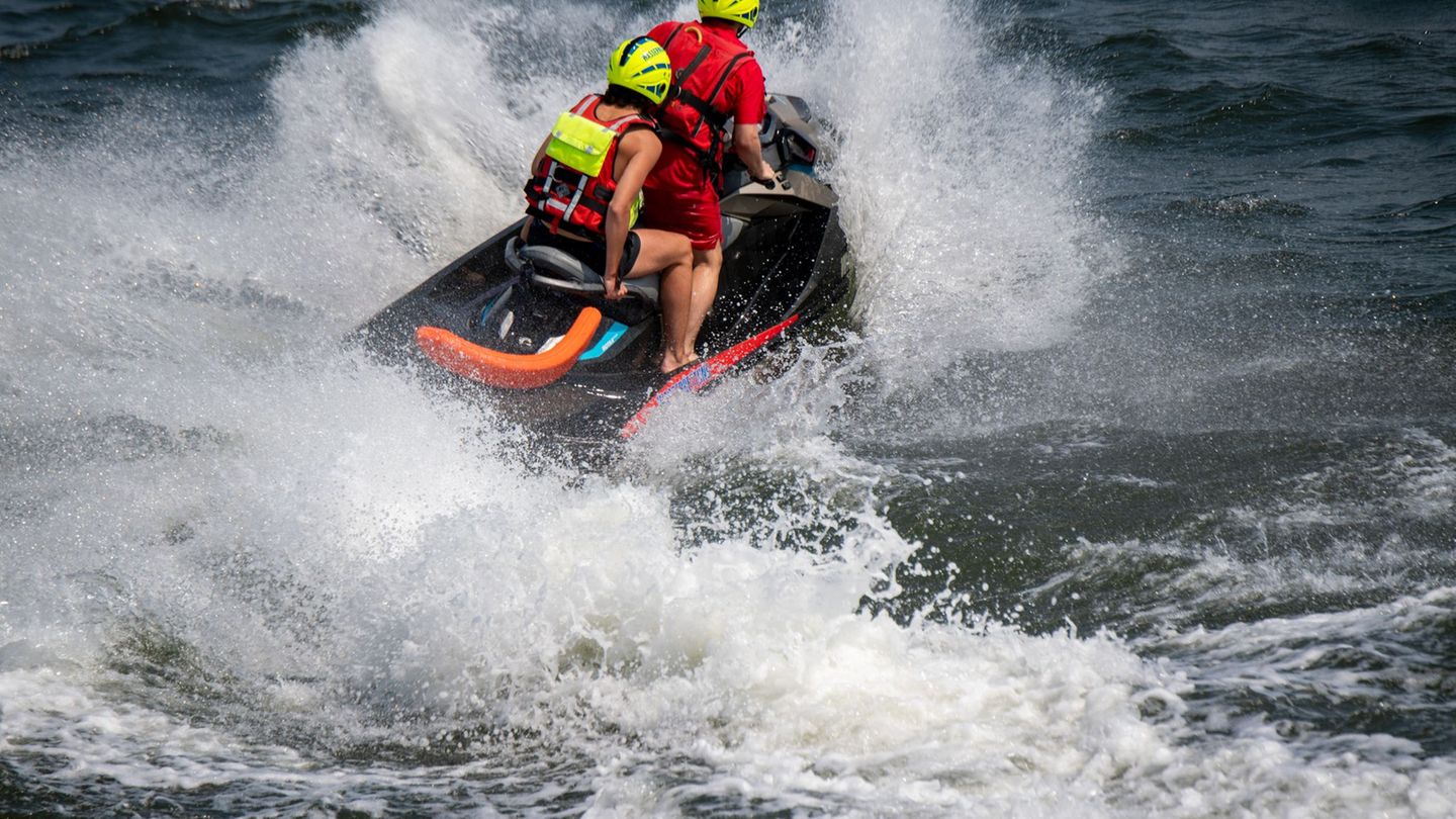 Ein Mann und eine Frau sind im Rhein mit dem Wassermotorrad gekentert (Symbolbild) Foto: Stefan Sauer/dpa