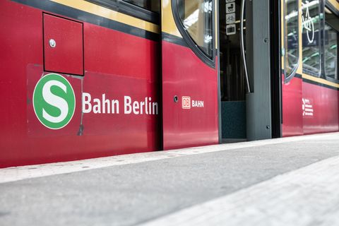 Mehrere Berliner S-Bahn-Linien waren von Einschränkungen betroffen. (Symbolbild) Foto: Paul Zinken/dpa