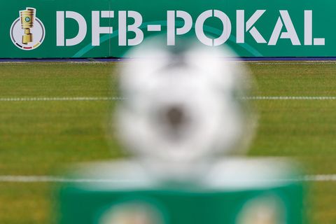 Eine Bande am Spielfeldrand zeigt den Schriftzug zum DFB-Pokal. (Archivbild) Foto: Andreas Gora/dpa