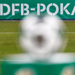 Eine Bande am Spielfeldrand zeigt den Schriftzug zum DFB-Pokal. (Archivbild) Foto: Andreas Gora/dpa
