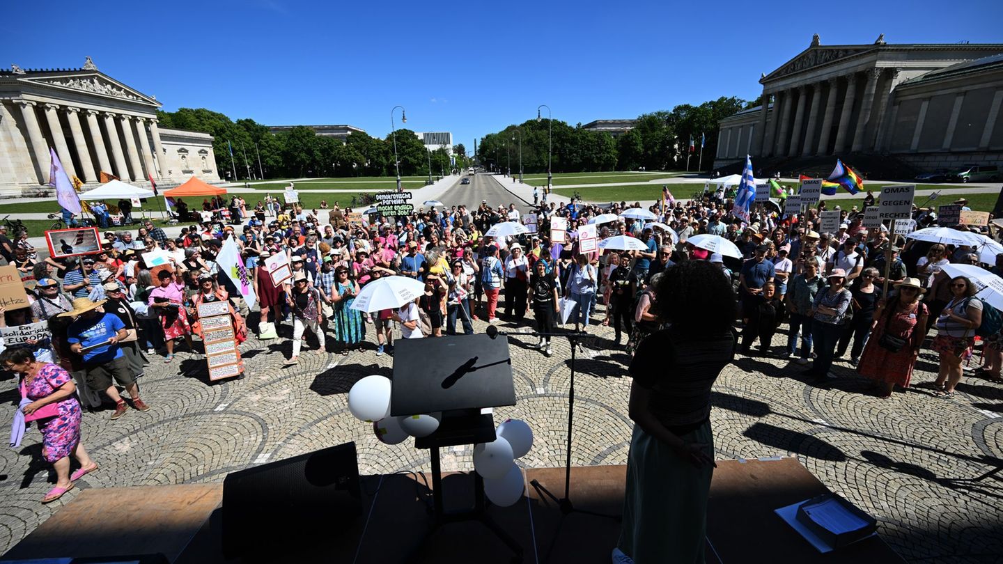 Auch in München beteiligten sich Menschen am Aktionstag für ein AfD-Verbot. Foto: Felix Hörhager/dpa