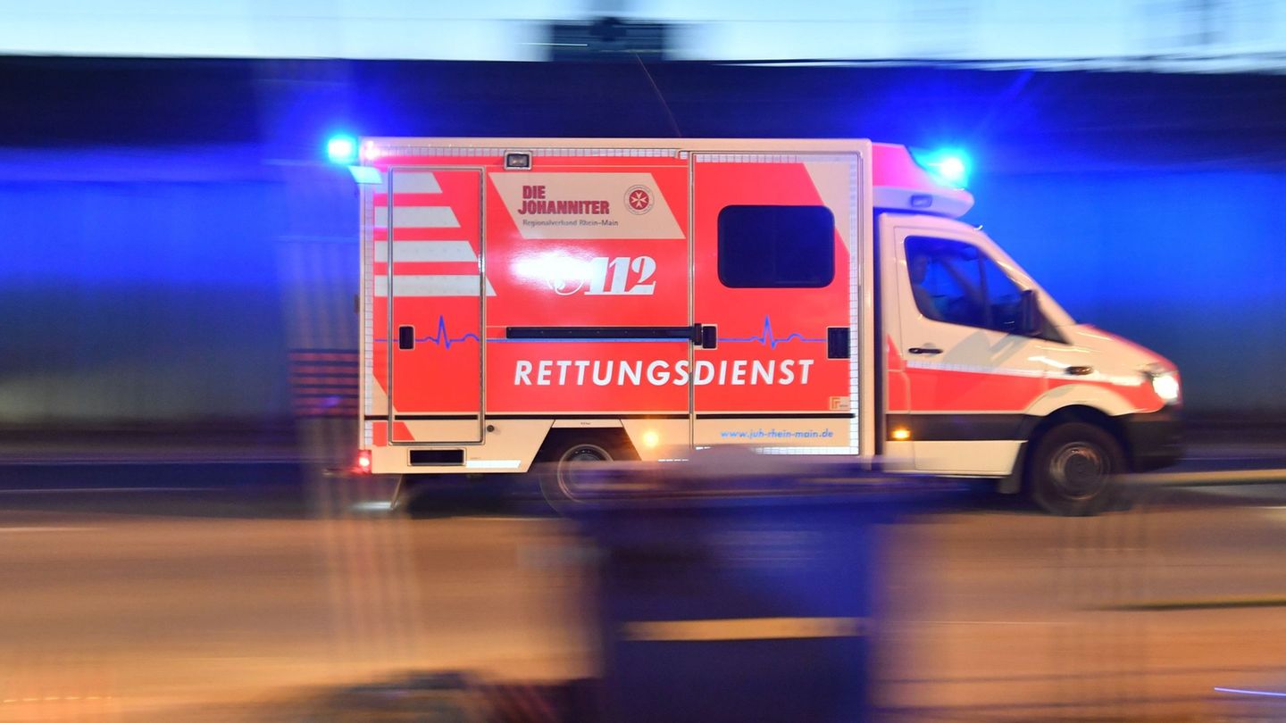 Die verletzte Frau wurde in ein Krankenhaus gebracht. (Symbolbild) Foto: Boris Roessler/dpa