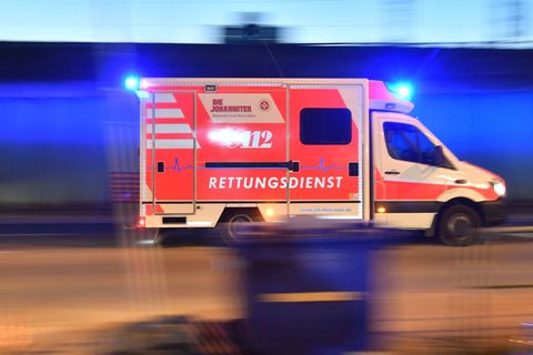 Die verletzte Frau wurde in ein Krankenhaus gebracht. (Symbolbild) Foto: Boris Roessler/dpa
