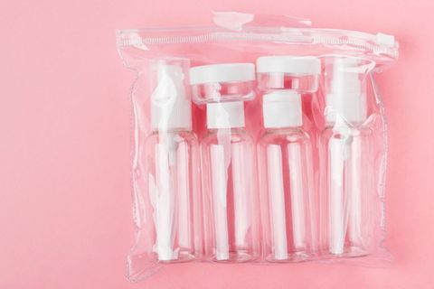 Beauty-Produkte für die nächste Reise mit Handgepäck zu packen, muss nicht kompliziert sein: Mit ein paar Tricks gelingt der m