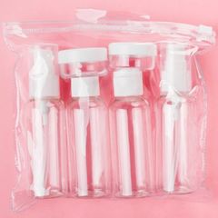 Beauty-Produkte für die nächste Reise mit Handgepäck zu packen, muss nicht kompliziert sein: Mit ein paar Tricks gelingt der m