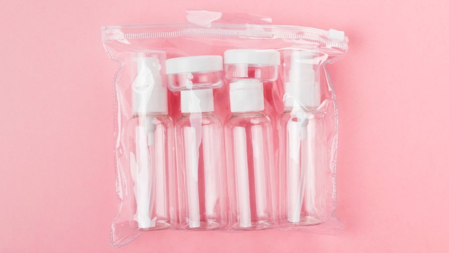 Beauty-Produkte für die nächste Reise mit Handgepäck zu packen, muss nicht kompliziert sein: Mit ein paar Tricks gelingt der m