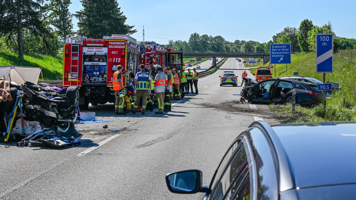 Die Polizei hat die A8 Richtung München nach einem schweren Verkehrsunfall mit einem Toten gesperrt. (Symbolbild) Foto: Markus S