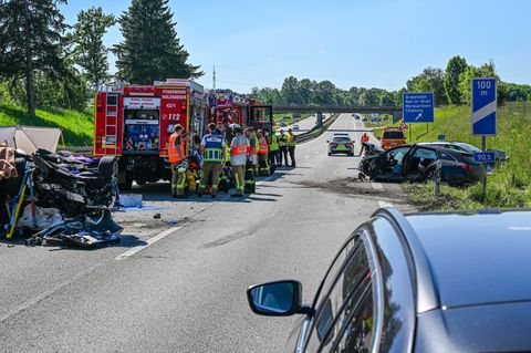 Die Polizei hat die A8 Richtung München nach einem schweren Verkehrsunfall mit einem Toten gesperrt. (Symbolbild) Foto: Markus S