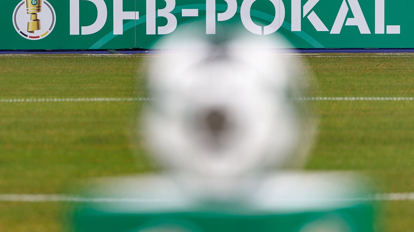 Aufregung beim Pokalspiel zwischen den Kickers und Großaspach. (Archivbild) Foto: Andreas Gora/dpa