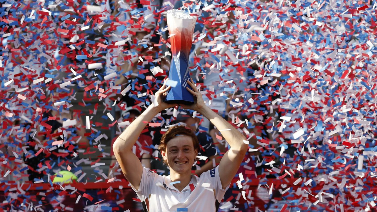 Ignacio Buse mit der Siegertrophäe. Foto: Georg Wendt/dpa