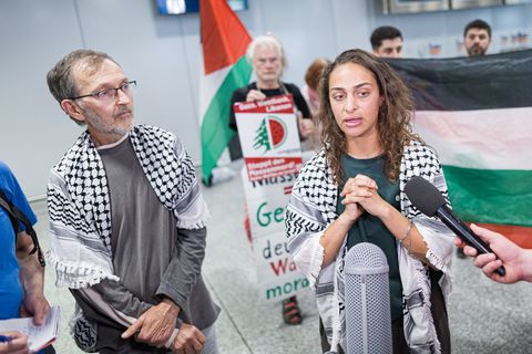 Die Aktivisten der Gaza-Hilfsflotte, Uwe Sander und Nesrin Zeaiter, kamen mit einem Flieger aus Istanbul zurück nach Deutschland
