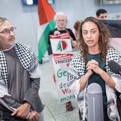 Die Aktivisten der Gaza-Hilfsflotte, Uwe Sander und Nesrin Zeaiter, kamen mit einem Flieger aus Istanbul zurück nach Deutschland