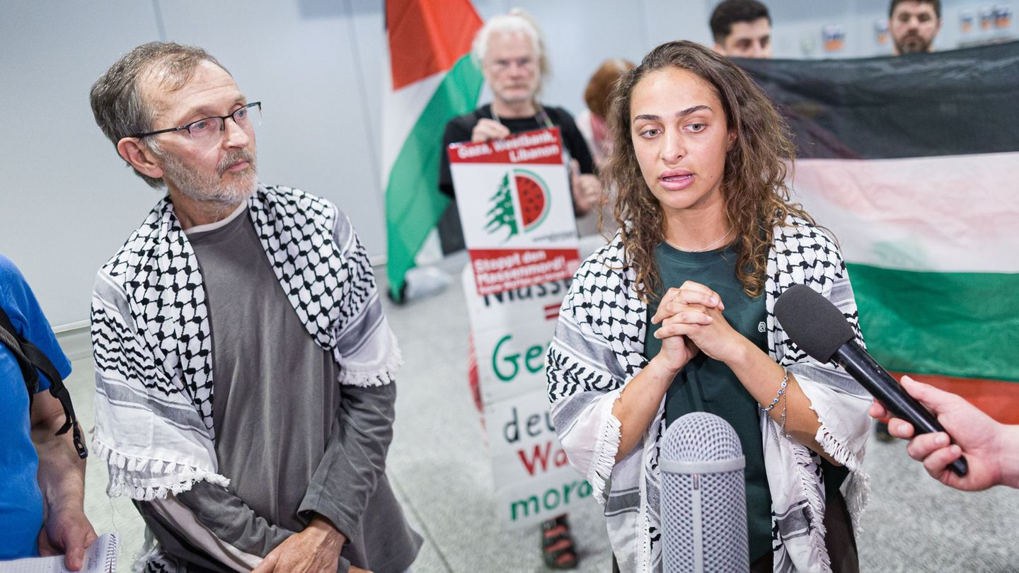 Die Aktivisten der Gaza-Hilfsflotte, Uwe Sander und Nesrin Zeaiter, kamen mit einem Flieger aus Istanbul zurück nach Deutschland