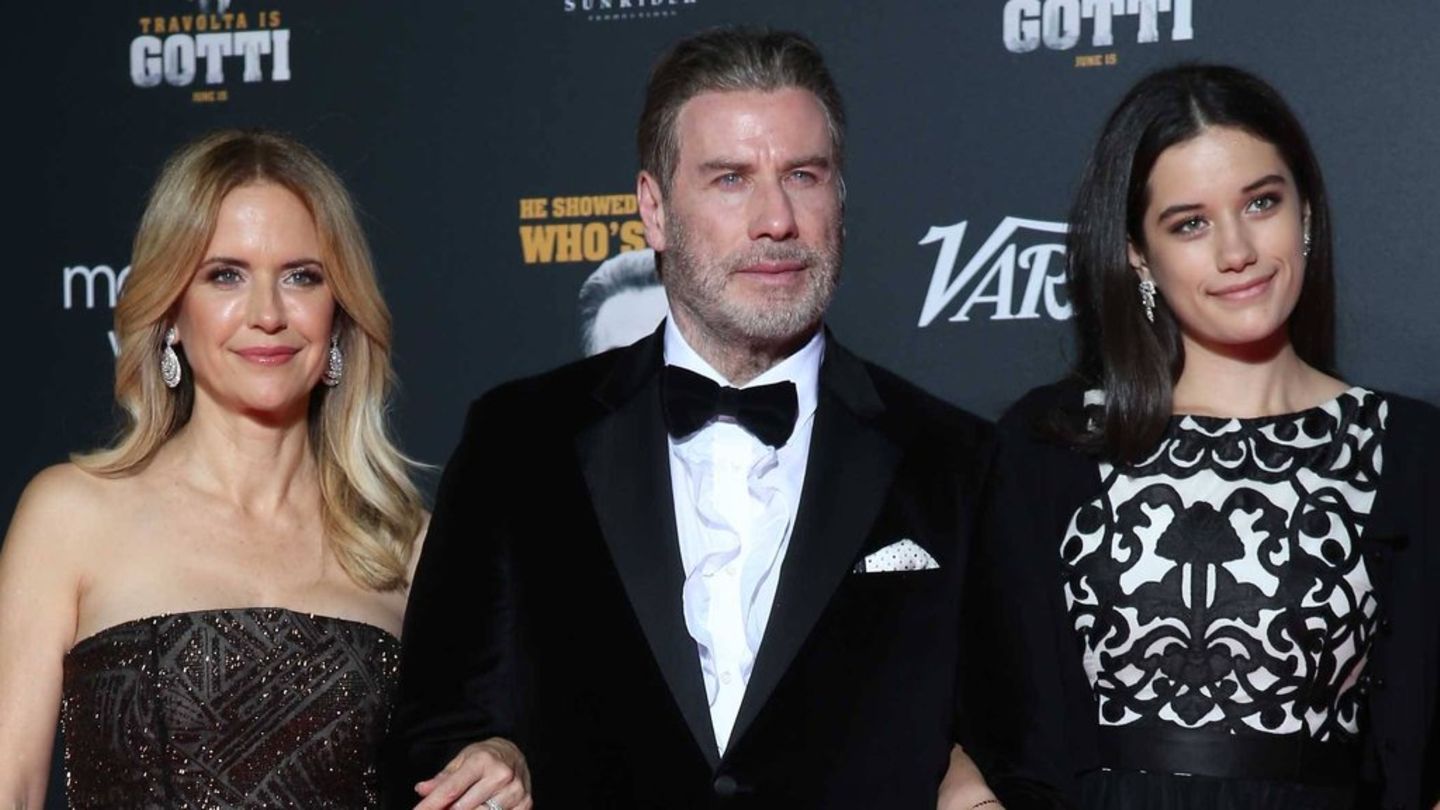 Ella Bleu Travolta (re.) 2018 mit ihren Eltern, der zwei Jahre später verstorbenen Kelly Preston und John Travolta.