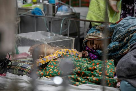 Schwer krankes Kind im Krankenhaus in Dhaka