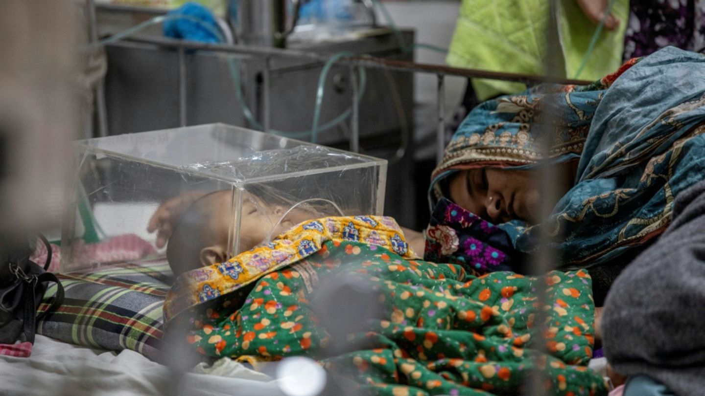 Schwer krankes Kind im Krankenhaus in Dhaka