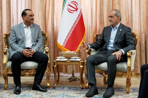 Pakistans Armeechef Asim Munir traf unter anderem Irans Präsidenten Massud Peseschkian in Teheran, danach sprach Islamabad von s