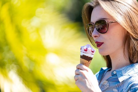 Temperaturen von teils über 31 Grad – perfektes Wetter für ein Eis. Foto: Laszlo Pinter/dpa