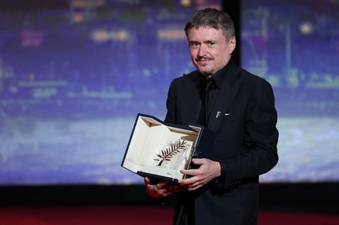 Der rumänische Regisseur, Drehbuchautor und Produzent Cristian Mungiu mit der Goldenen Palme in Cannes