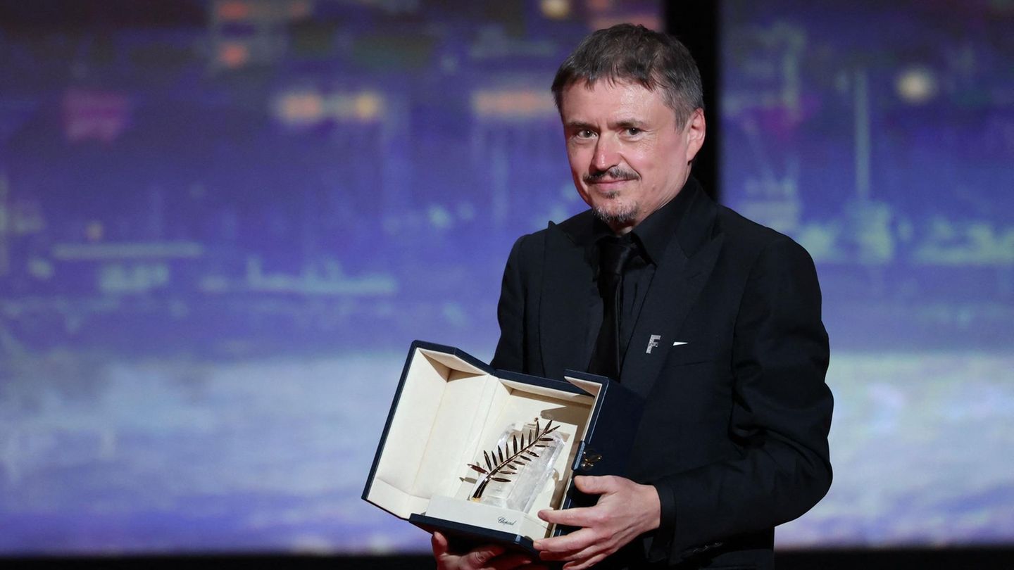 Der rumänische Regisseur, Drehbuchautor und Produzent Cristian Mungiu mit der Goldenen Palme in Cannes