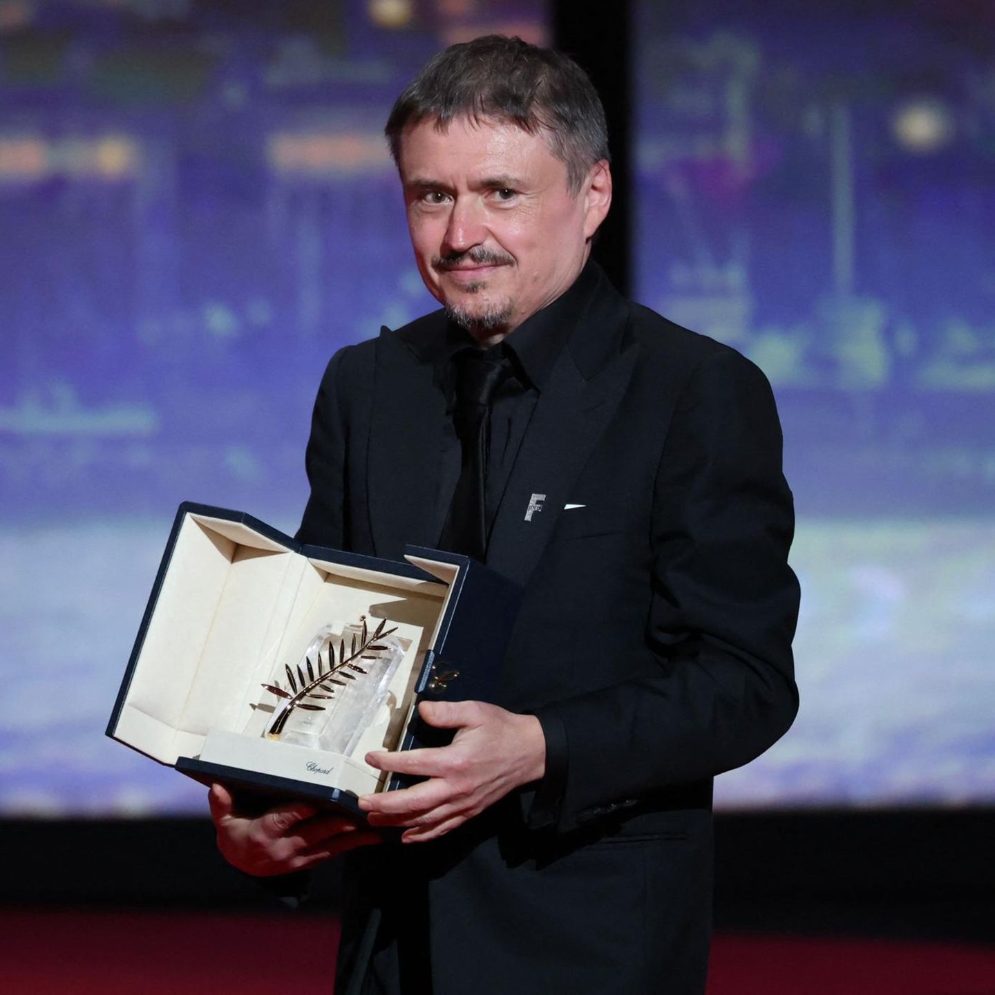 Der rumänische Regisseur, Drehbuchautor und Produzent Cristian Mungiu mit der Goldenen Palme in Cannes