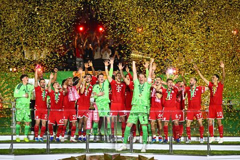 Manuel Neuer stemmt den DFB-Pokal in die Höhe. Foto: Tom Weller/dpa