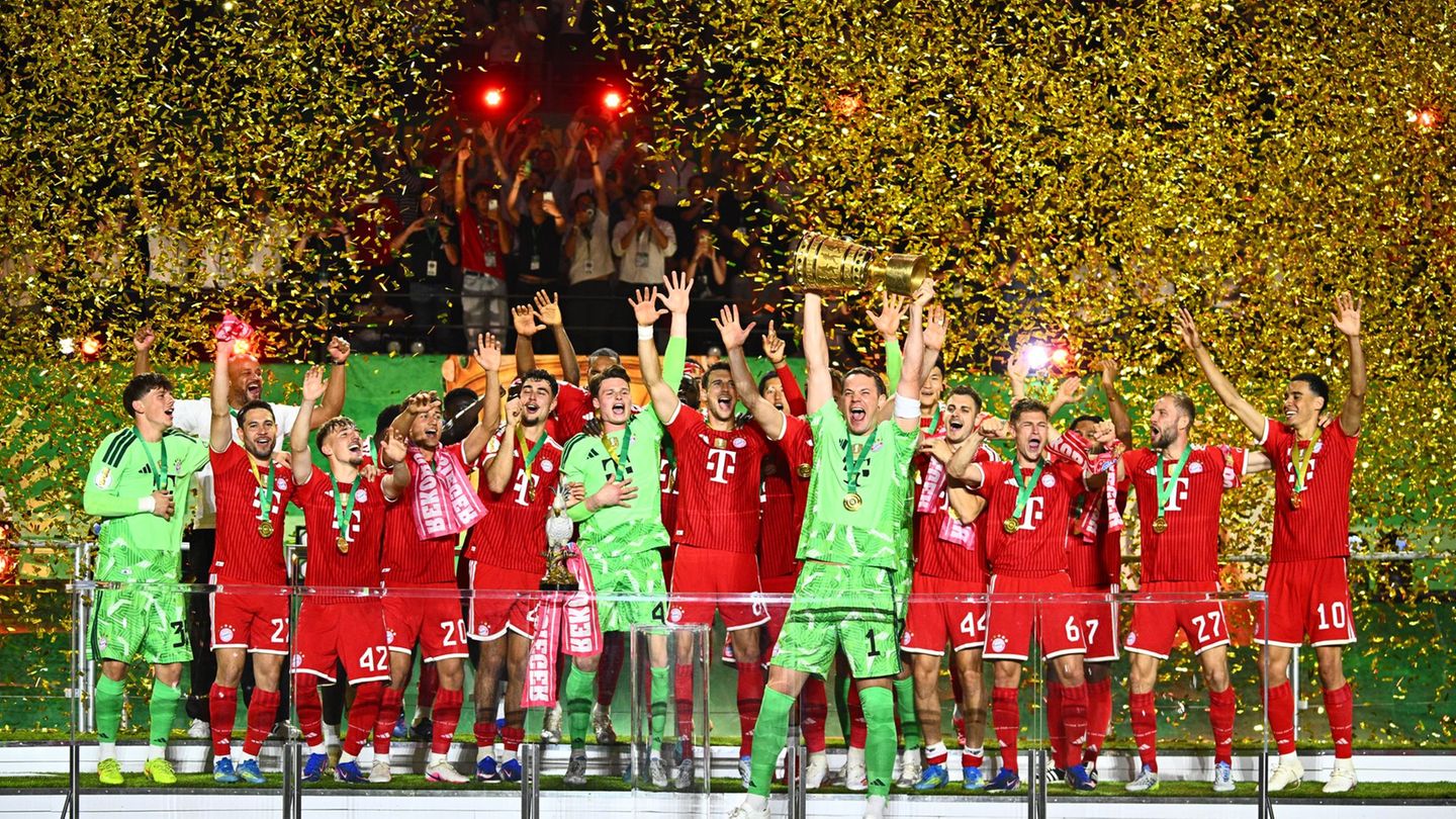 Manuel Neuer stemmt den DFB-Pokal in die Höhe. Foto: Tom Weller/dpa