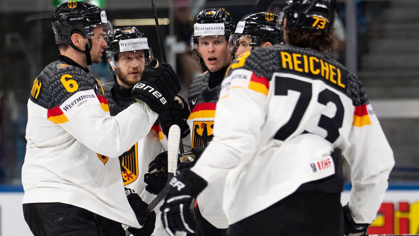 Die Eishockey-Nationalmannschaft freut sich über den zweiten Erfolg bei der Eishockey-WM. Foto: Claudio Thoma/KEYSTONE/dpa