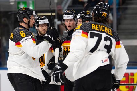 Die Eishockey-Nationalmannschaft freut sich über den zweiten Erfolg bei der Eishockey-WM. Foto: Claudio Thoma/KEYSTONE/dpa