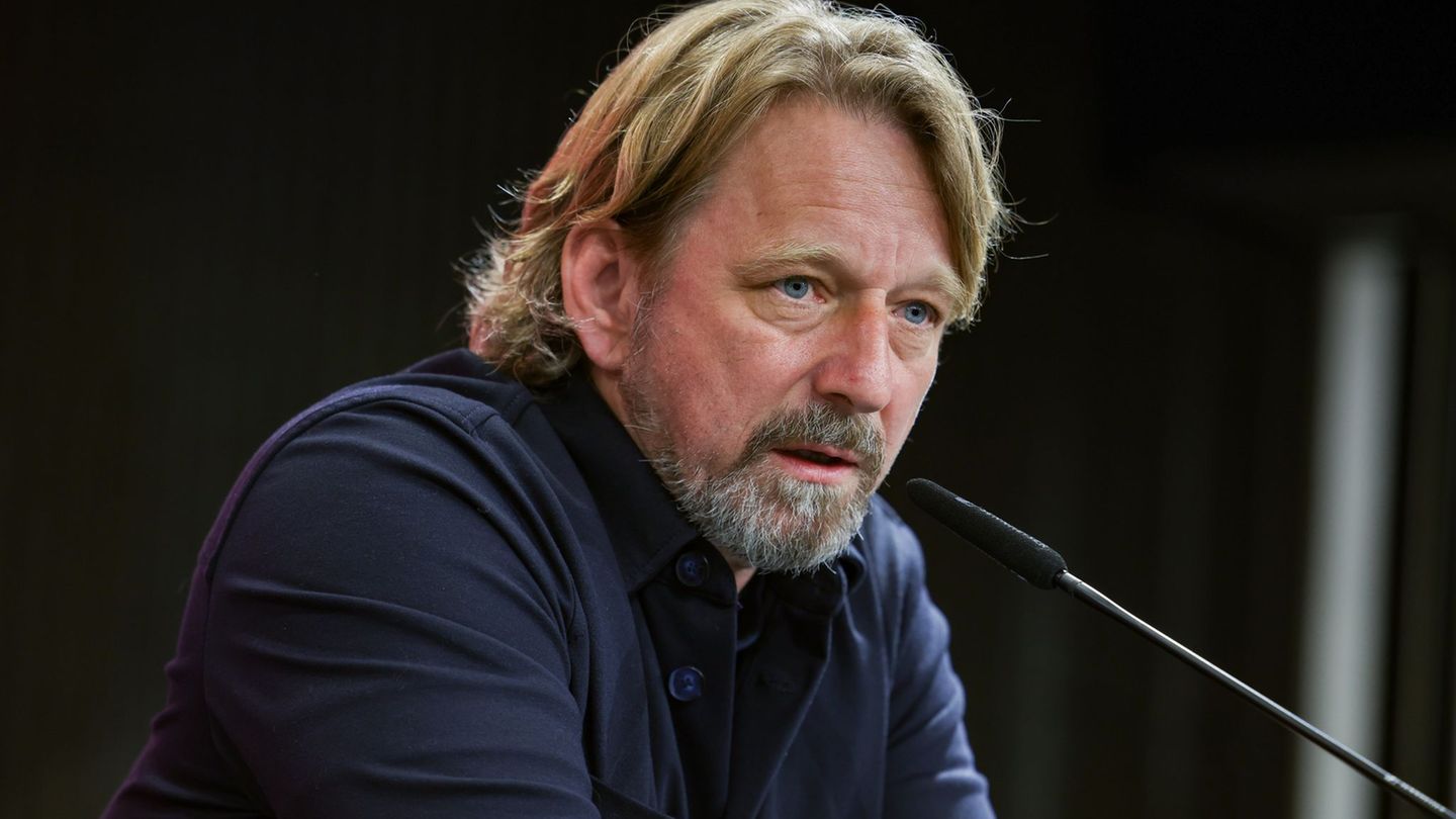 Sven Mislintat bei einer Pressekonferenz. (Archivbild) Foto: Christoph Reichwein/dpa