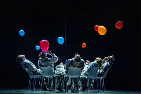 Das Stück greift einen Gesprächskreis von Betroffenen auf: Wie verändern sich Wut und Trauer über die Zeit? Foto: Kerstin Schomb