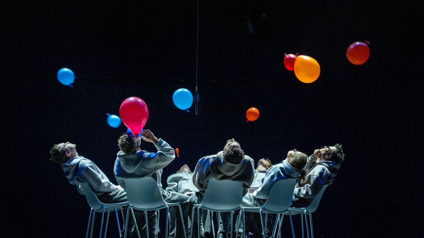 Das Stück greift einen Gesprächskreis von Betroffenen auf: Wie verändern sich Wut und Trauer über die Zeit? Foto: Kerstin Schomb