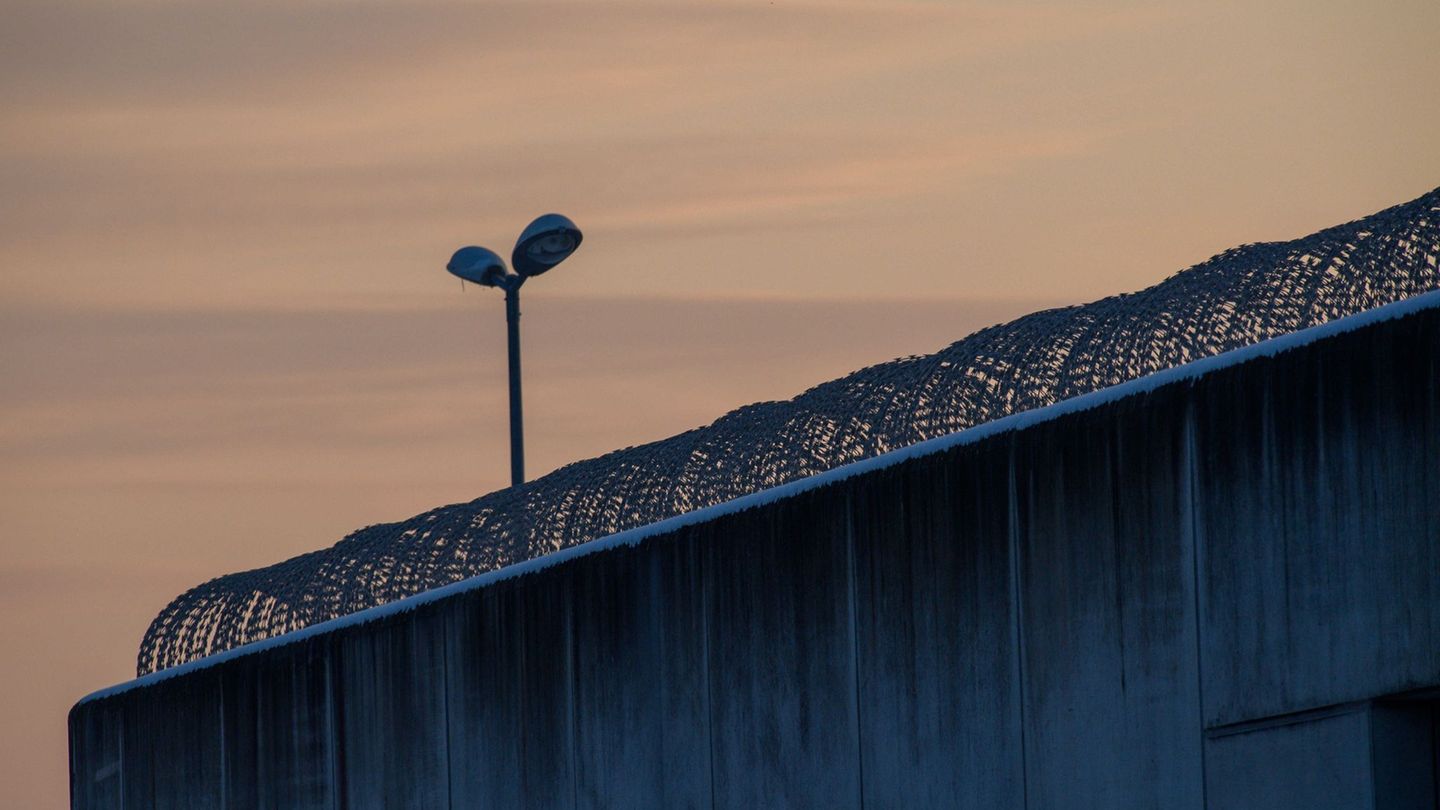 Hinter den hohen Mauern der JVA stirbt ein Häftling in seiner Zelle. (Symbolbild) Foto: Klaus-Dietmar Gabbert/dpa