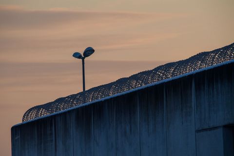 Hinter den hohen Mauern der JVA stirbt ein Häftling in seiner Zelle. (Symbolbild) Foto: Klaus-Dietmar Gabbert/dpa