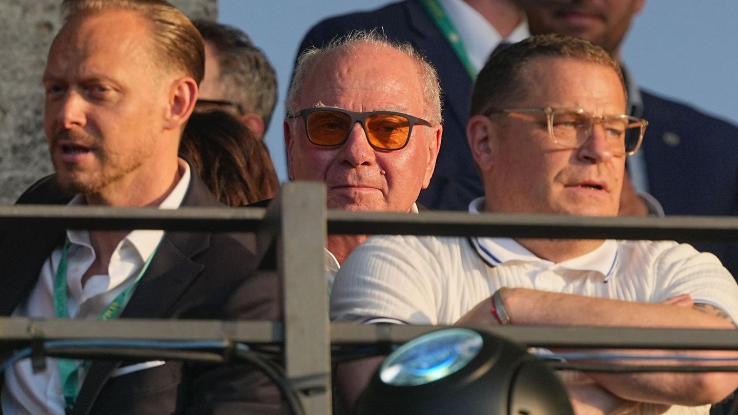 Max Eberl (r) verfolgt das Pokalfinale auf der Tribüne. Links hinter ihm Ehrenpräsident Uli Hoeneß. Foto: Michael Kappeler/dpa