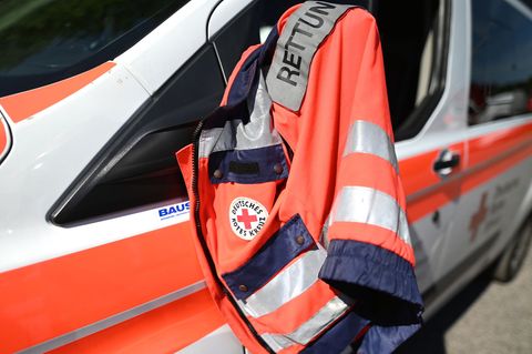 Sanitäter bringen den Jungen in ein Krankenhaus. (Symbolbild) Foto: Patrick Seeger/dpa