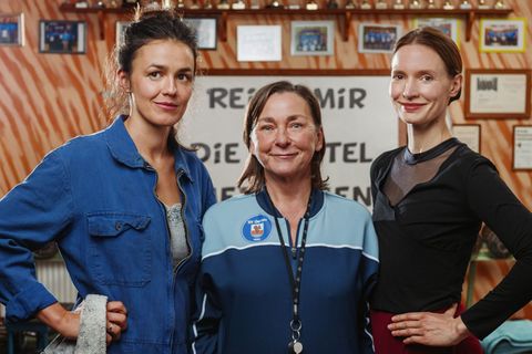 Eine Mutter und zwei Töchter. Das macht drei ungleiche Frauen in der bezaubernden Ost-Komödie "Mensch Mutti!" im Ersten: Das in die Jahre gekommene Fitnessstudio von Familie Hopp muss gerettet werden. Es packen an: Tochter Daniela (Lucie Heinze, links), Mutter Christa (Steffi Kühnert) und Ballerina-Tochter Serafina (Frida-Lovisa Hamann) aus Paris.