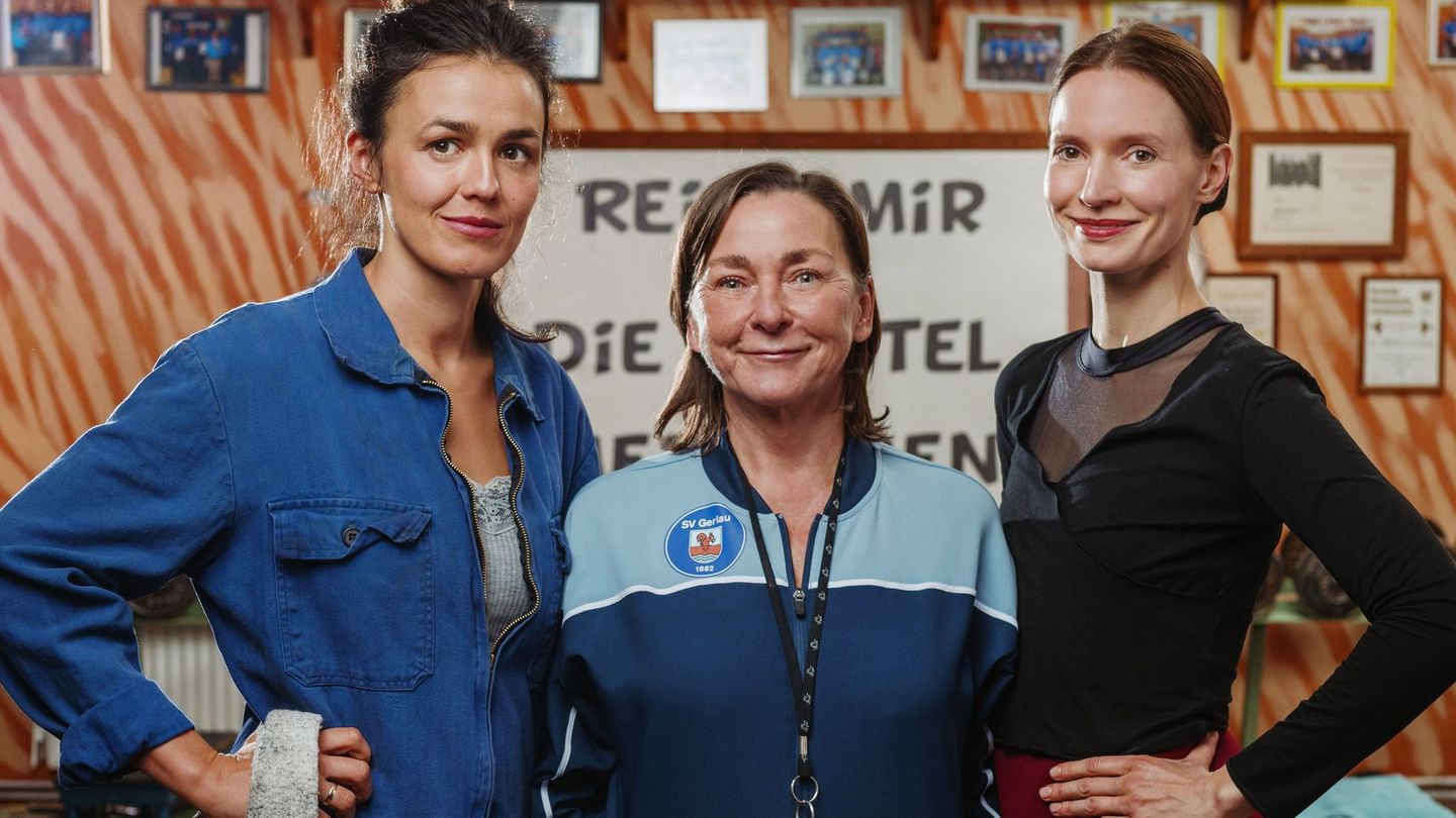 Eine Mutter und zwei Töchter. Das macht drei ungleiche Frauen in der bezaubernden Ost-Komödie "Mensch Mutti!" im Ersten: Das in die Jahre gekommene Fitnessstudio von Familie Hopp muss gerettet werden. Es packen an: Tochter Daniela (Lucie Heinze, links), Mutter Christa (Steffi Kühnert) und Ballerina-Tochter Serafina (Frida-Lovisa Hamann) aus Paris.