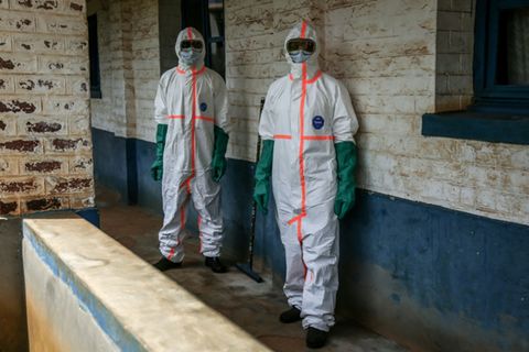 Medizinisches Personal in Schutzkleidung im kongolesischen Mongbwalu