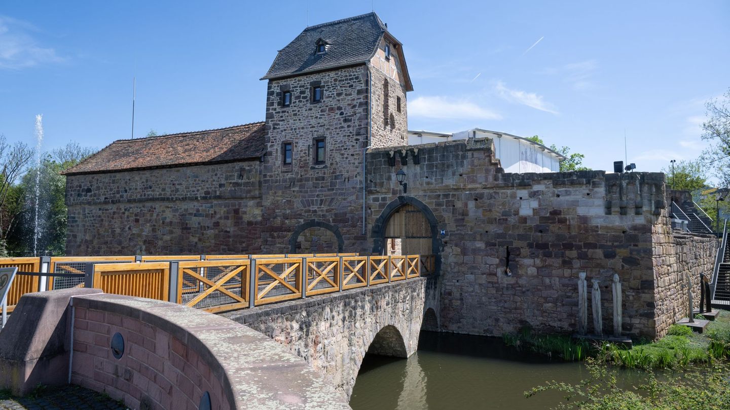 Die Bad Vilbeler Wasserburg ist der zentrale Spielort der Bad Vilbeler Burgfestspiele. (Archivbild) Foto: Boris Roessler/dpa