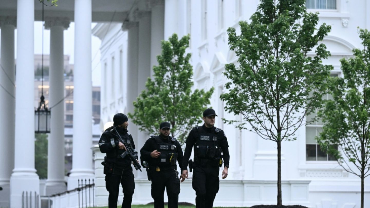 Beamte des Secret Service auf dem Gelände des Weißen Hauses in Washington