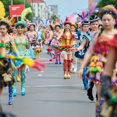 Zum Straßenumzug beim Karneval der Kulturen werden Zehntausende Schaulustige erwartet. (Archivbild) Foto: Annette Riedl/dpa