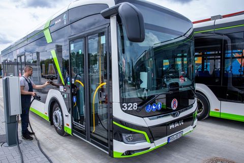Nicht alle Busbetriebe sind durch die hohen Dieselpreise stark belastet. Die Rostocker Straßenbahn AG setzt etwa bereits E-Busse