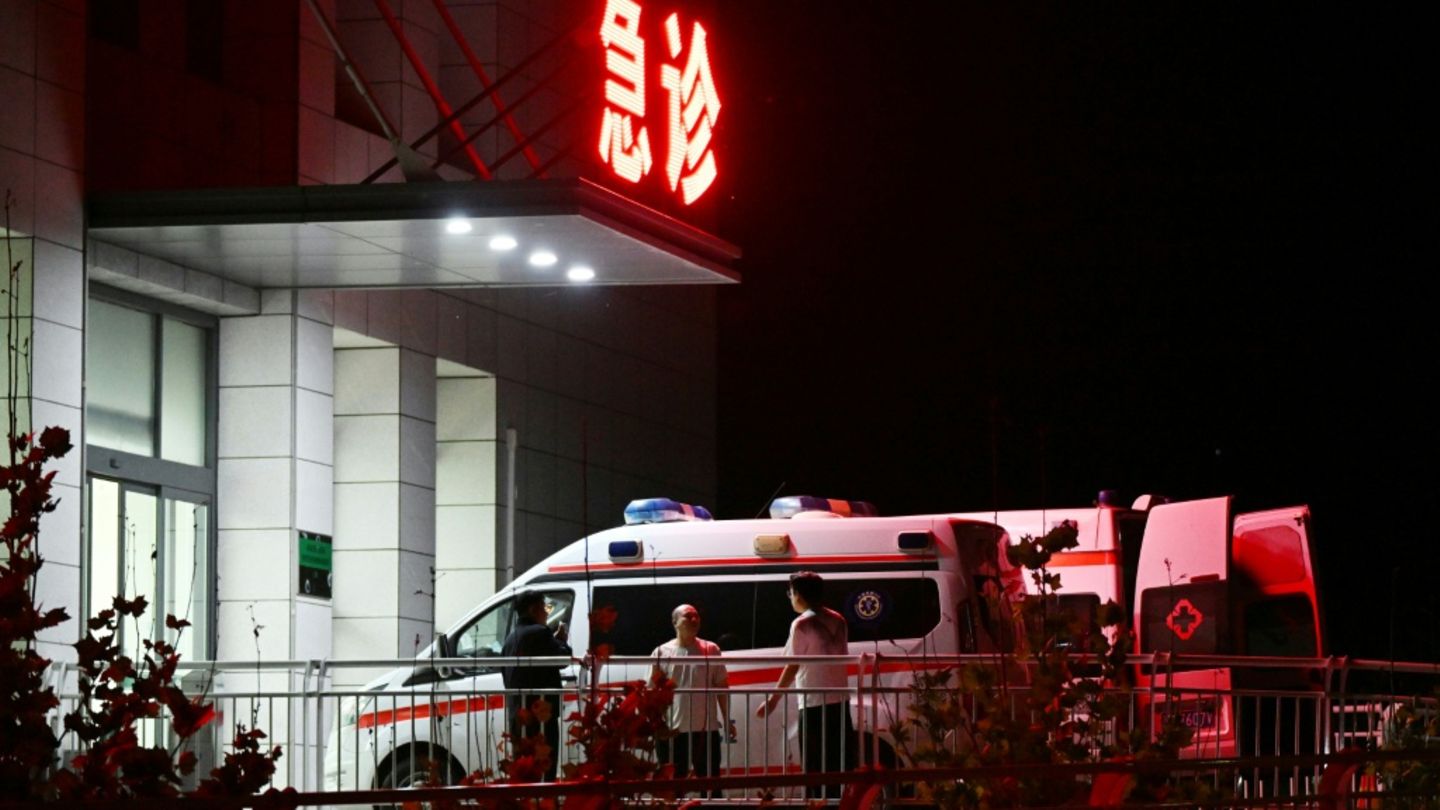 Krankenwagen vor der behandelnden Klinik in Qinyuan