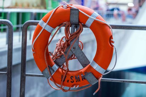 Rettungsringe können Leben retten. Leider werden sie immer wieder einmal gestohlen. (Symbolbild) Foto: Jens Büttner/dpa-Zentralb