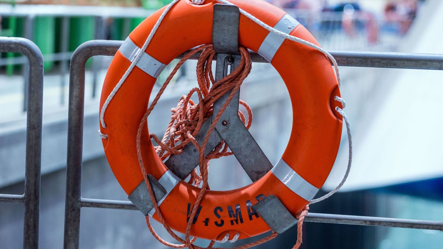 Rettungsringe können Leben retten. Leider werden sie immer wieder einmal gestohlen. (Symbolbild) Foto: Jens Büttner/dpa-Zentralb