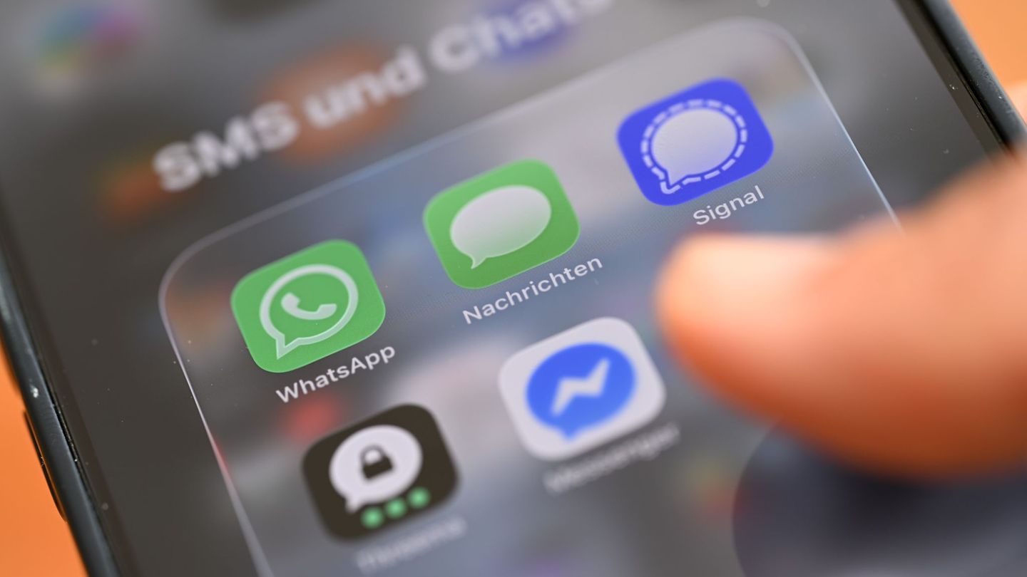 Was tun - eine SMS schicken oder doch lieber einen Chatdienst nutzen? Foto: Wolf von Dewitz/dpa